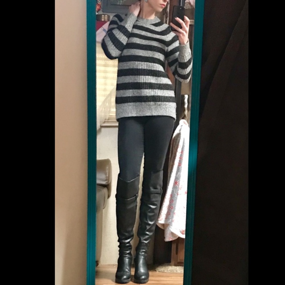 CLOSET CLOSEOUT! EUC Banana Republic Sweater